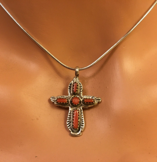 Kreuz mit Koralle Zuni Indianerschmuck