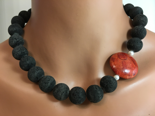 Lavakette mit Koralle und Perlen