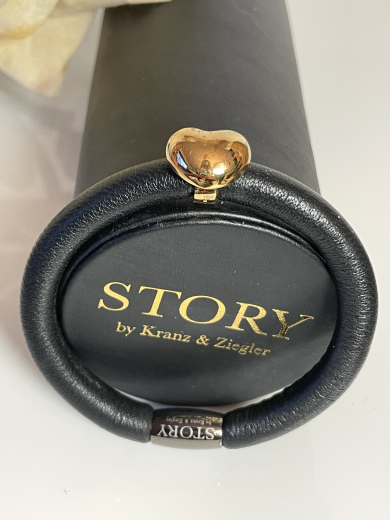Story by Kranz & Ziegler Starter Leder Armband 18 cm mit Herz vergoldet Schwarz
