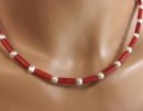 Korallenkette mit Perlen