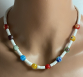 Muschelkette mit bunten Glasperlen